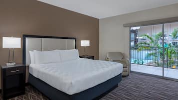 Kamar Standar, 1 Tempat Tidur King (Atrium View) | Brankas, meja kerja, ruang kerja ramah laptop, dan tirai kedap cahaya