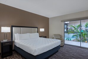 Standard Room, 1 King Bed (Atrium View) | In-room safe, desk, laptop workspace, blackout drapes - Holiday Inn Des Moines-Airport/Conf Center by IHG (Des Moines)