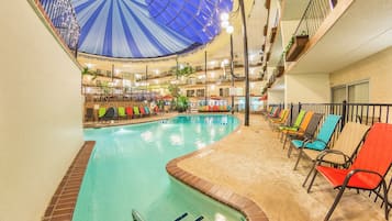 Piscina interna, funciona das 8h às 22h, guarda-sóis, espreguiçadeiras