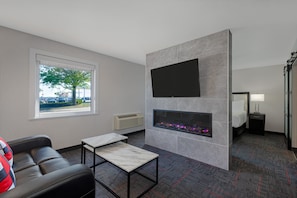 Suite, 1 cama King size, chimenea | Caja de seguridad en la habitación y escritorio