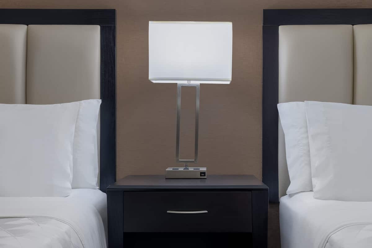 Standardzimmer, 2 Queen-Betten | Zimmersafe, Schreibtisch, laptopgeeigneter Arbeitsplatz