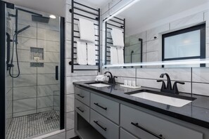 Suite, 1 King Bed, Fireplace | Bathroom | Combined shower/tub, free toiletries, hair dryer, towels - Holiday Inn Des Moines-Airport/Conf Center by IHG (Des Moines)
