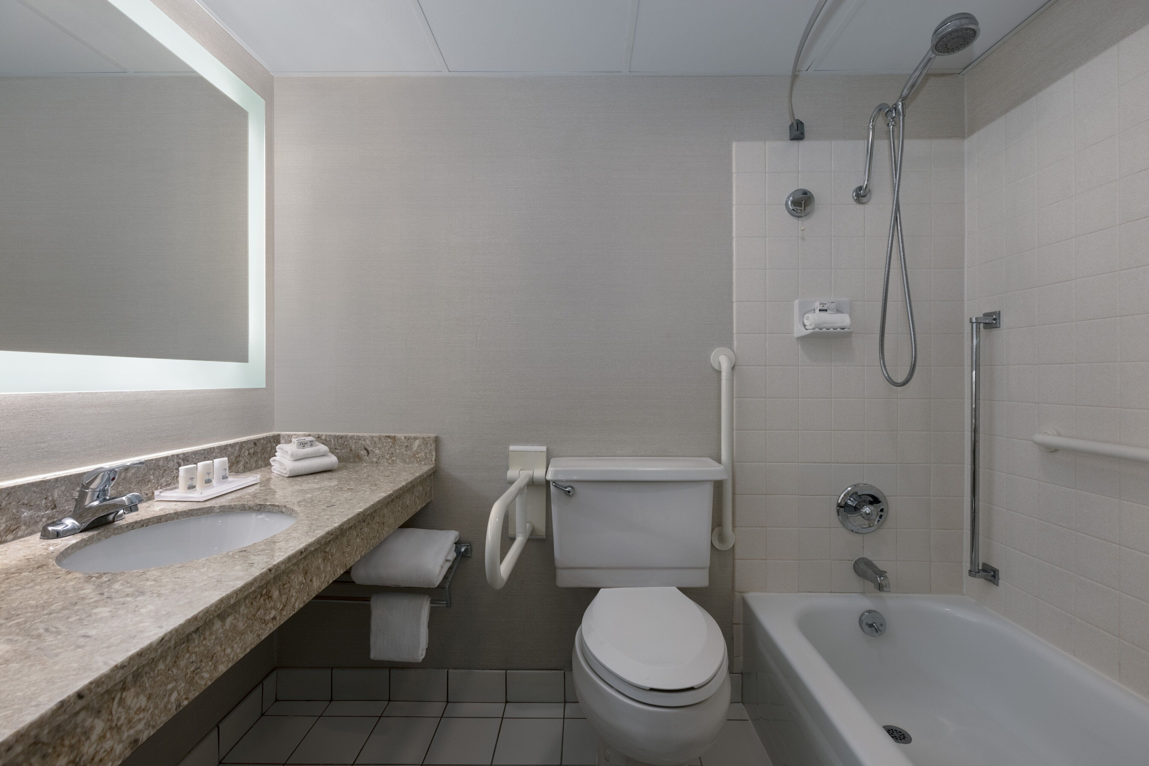Une salle de bain moderne avec un lavabo, des toilettes et une baignoire.