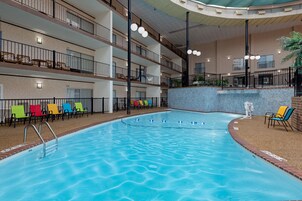 Una piscina techada, abierta desde las 08:00 hasta las 22:00, sombrillas