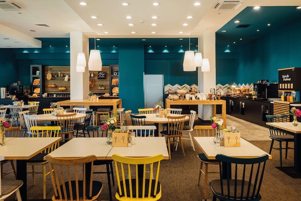 Daily buffet breakfast (PLN 65 per person)