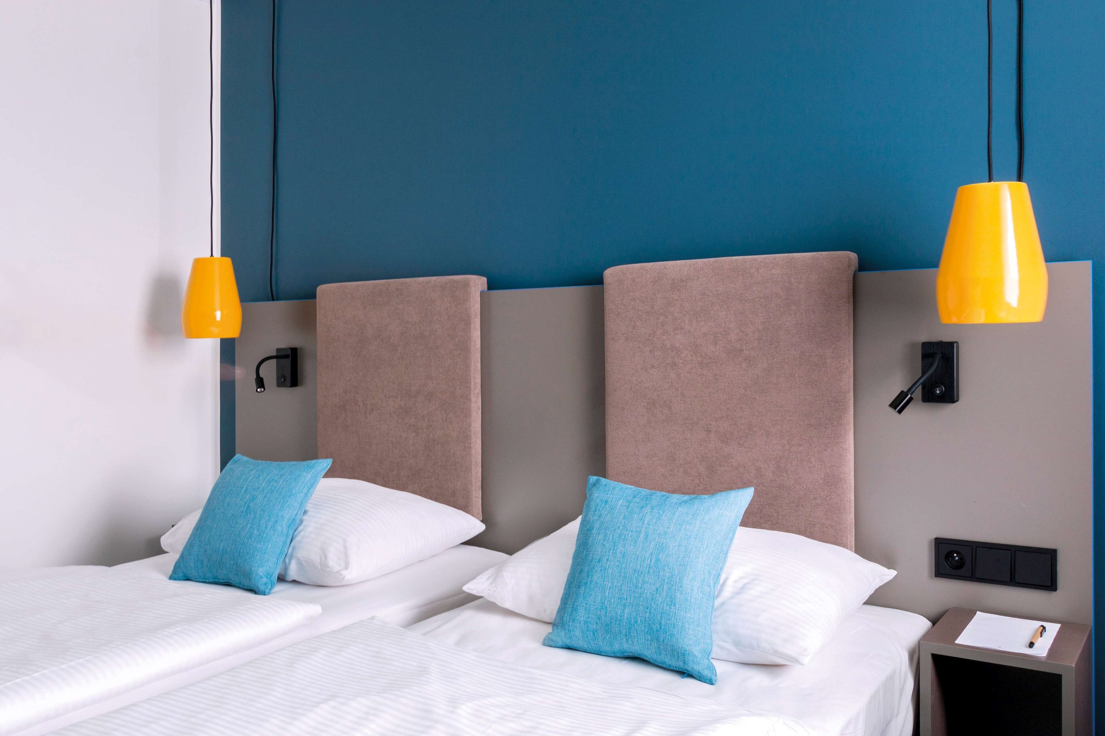 Caja fuerte, escritorio, cortinas opacas y sistema de insonorización