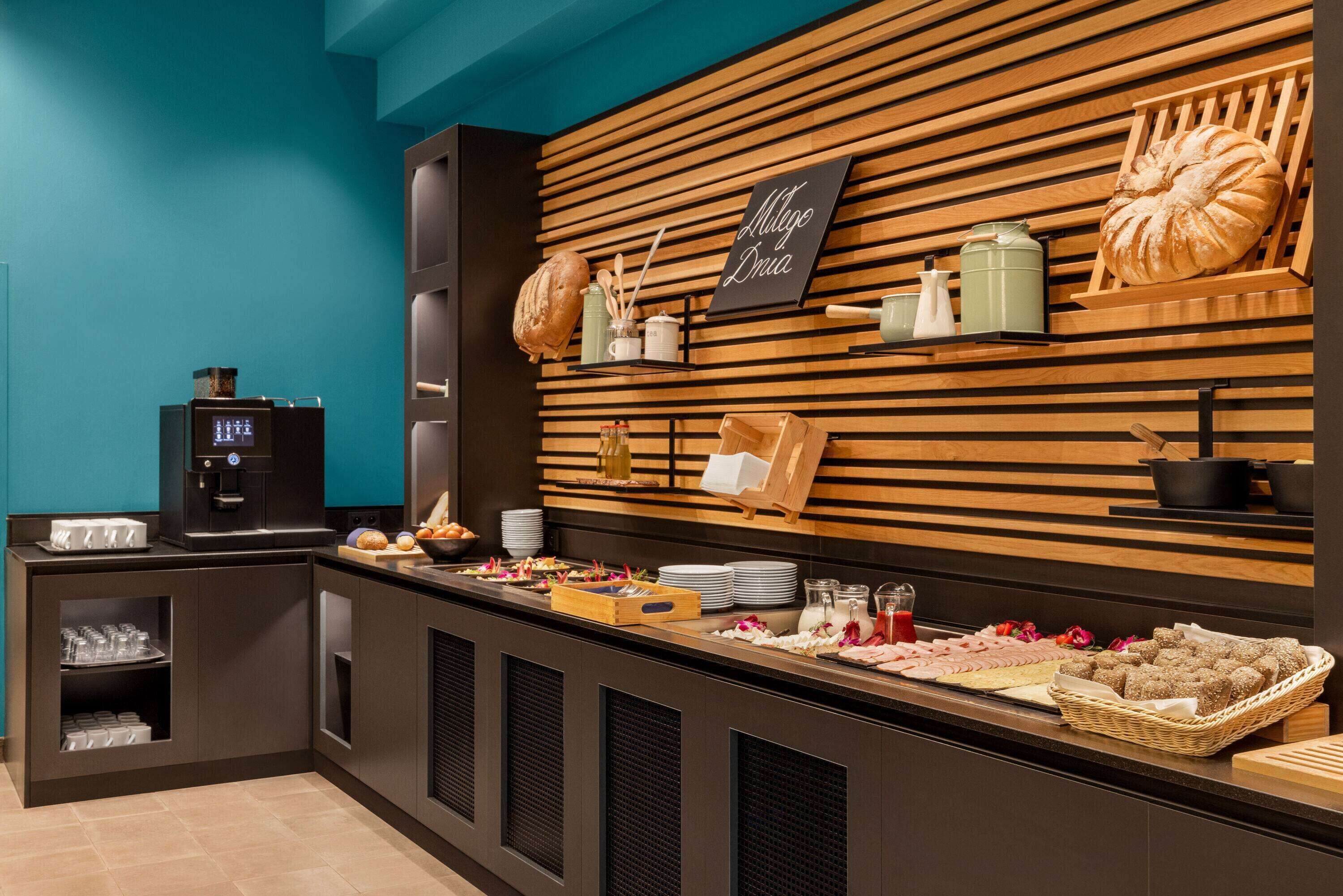 daily buffet breakfast (pln 65 per person)