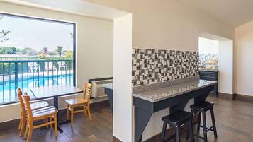 Sudah termasuk sarapan prasmanan setiap hari