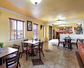 Breakfast area - Econo Lodge Inn & Suites San Antonio near Frost Bank Center (San Antonio)