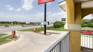 L’entrée d’un hôtel, avec une enseigne bien visible indiquant « EconoLodge Inn & Suites ».