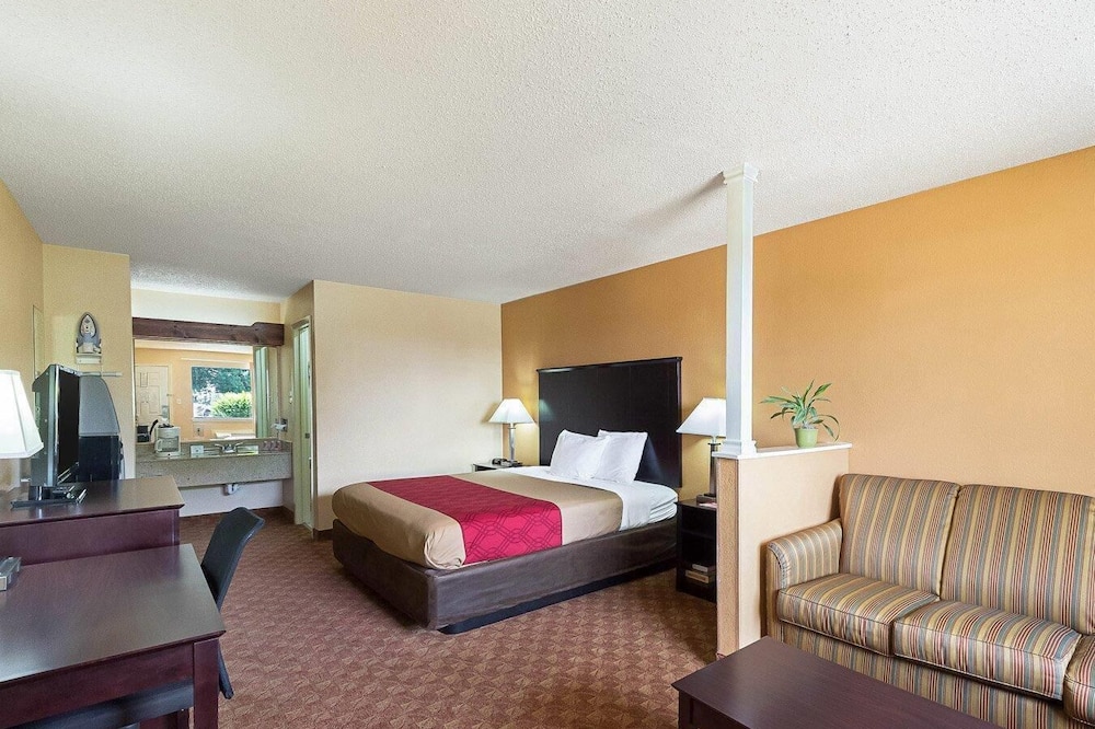 Econo Lodge Inn & Suites San Antonio near Frost Bank Center