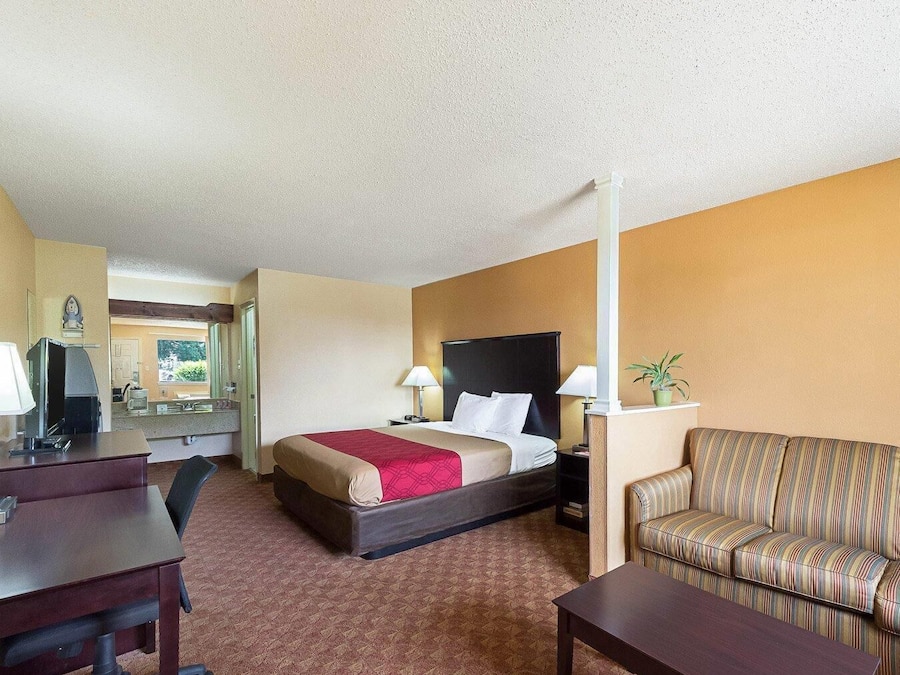 In-room safe, desk, laptop workspace, blackout drapes