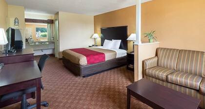 Econo Lodge Inn & Suites San Antonio near Frost Bank Center