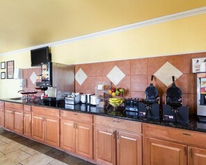 Breakfast area - Econo Lodge Inn & Suites San Antonio near Frost Bank Center (San Antonio)