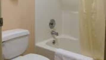 Bañera, artículos de higiene personal gratuitos y secador de pelo