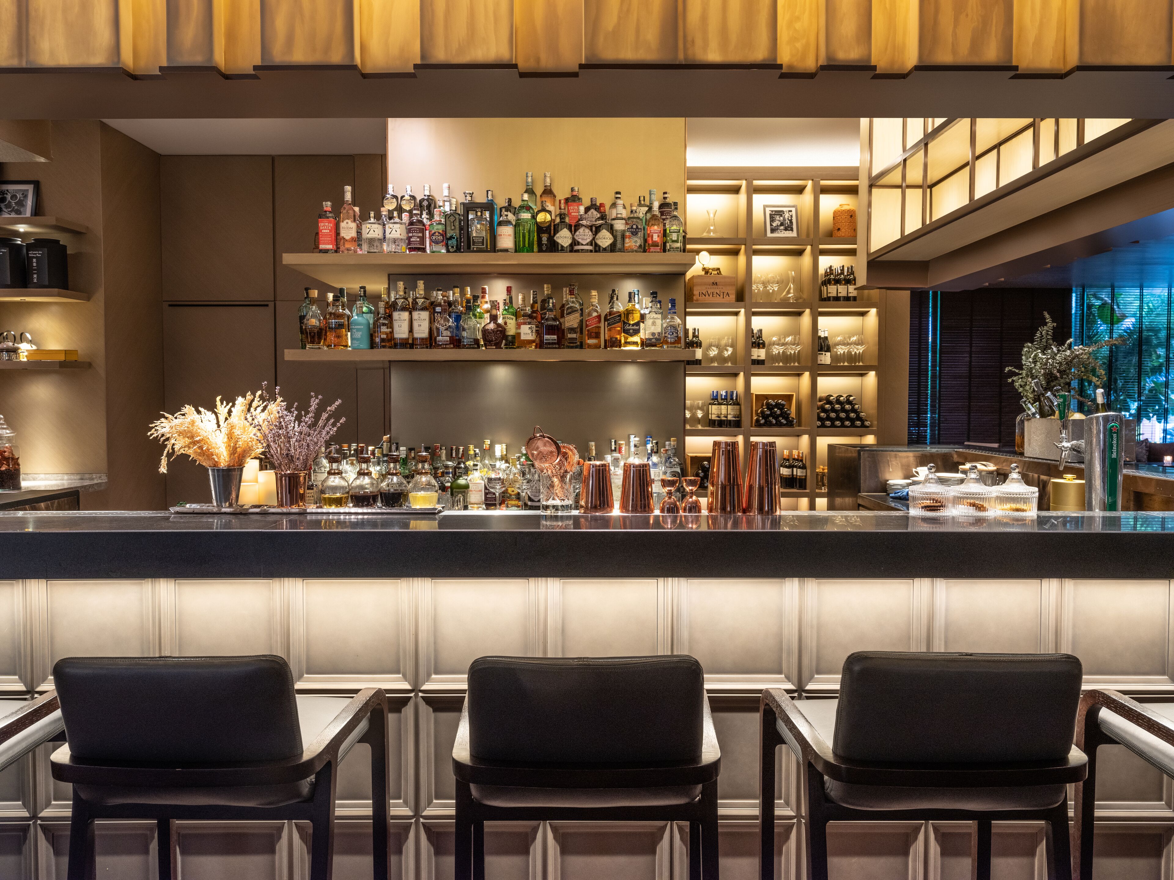 2 bars/lounges, lobby lounge