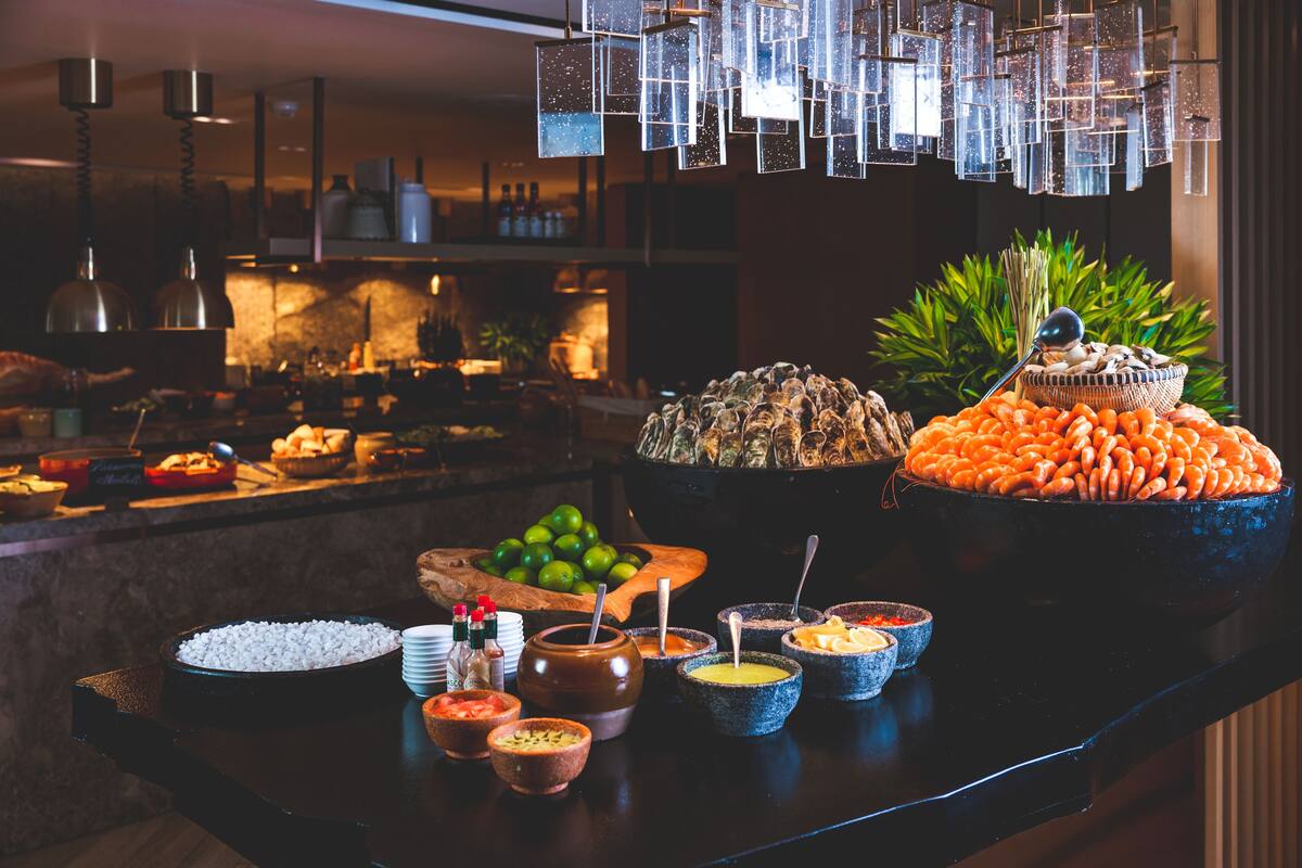 Een buffet met diverse gerechten en een decoratief middelpunt.