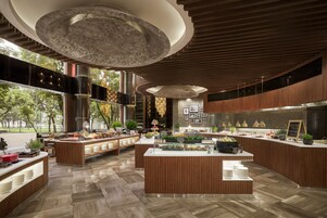 Daily buffet breakfast (VND 480000 per person)