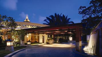 Couples treatment room(s), sauna, hot tub, steam room