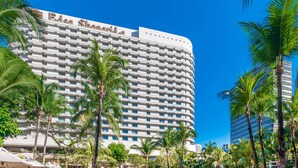 Un grand hôtel à plusieurs  étages, doté d’une façade incurvée et de nombreuses fenêtres.