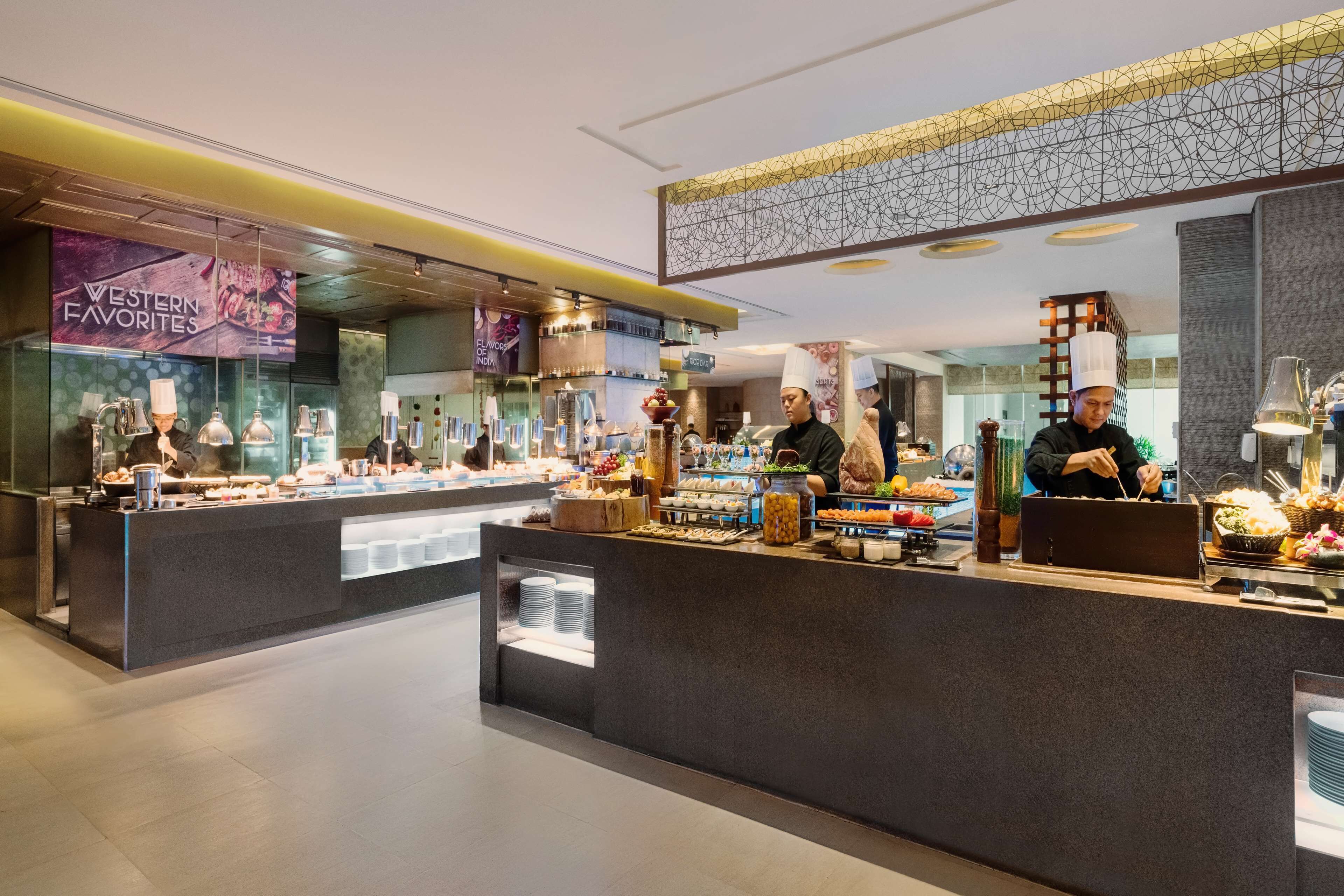 Uma área de buffet com diversas opções de comida e um letreiro com a inscrição 'Western Favorites'.