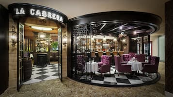 Se sirven comidas, cenas y cocina internacional con vista a la alberca