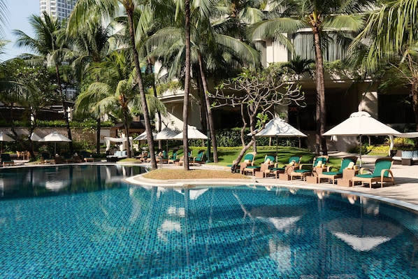 Kolam renang outdoor, dengan kursi berjemur