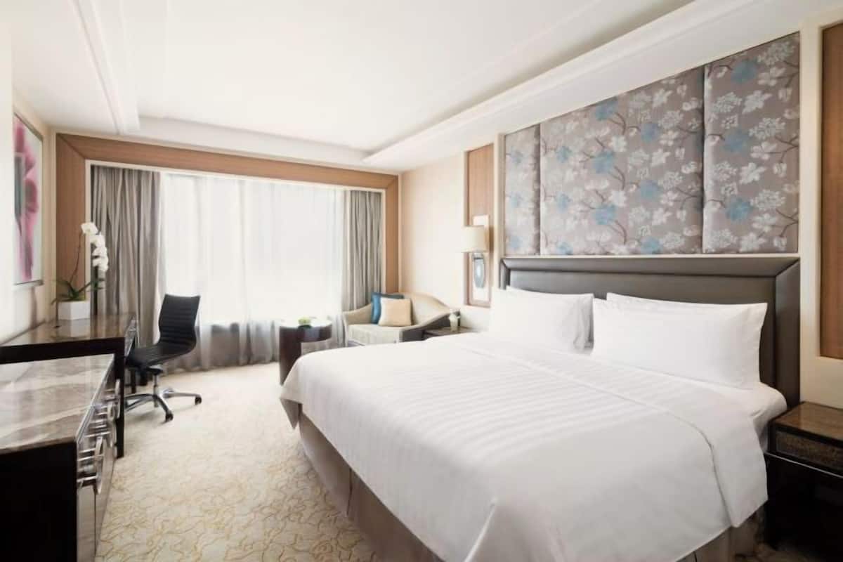 In-room safe, desk, laptop workspace, blackout curtains