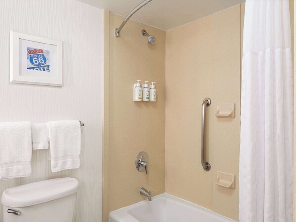 Room, 2 Queen Beds, Accessible, Non Smoking (Hearing) | Bathroom | Combined shower/bathtub, hydromassage showerhead, free toiletries - Wingate by Wyndham St. Louis Airport (St. Ann)