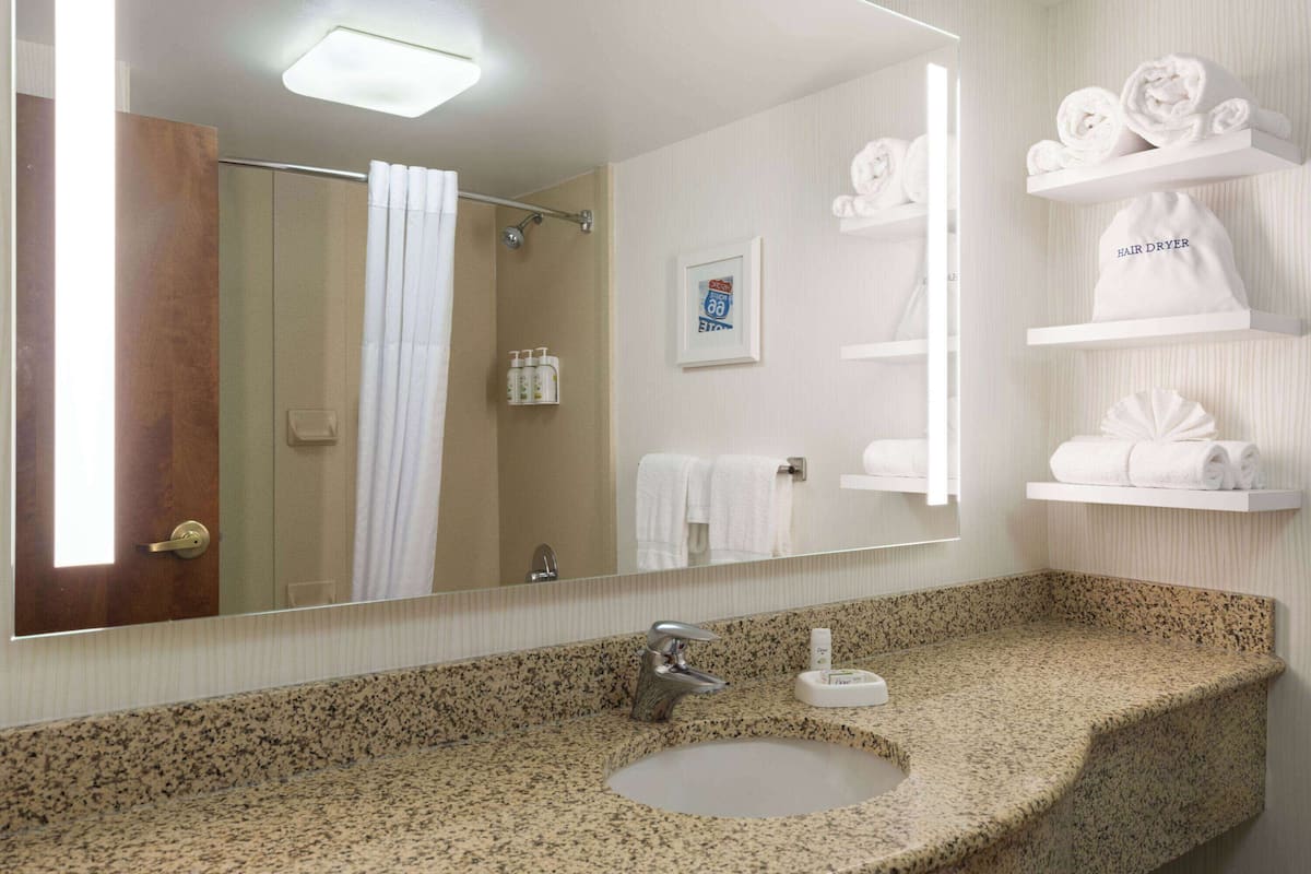 combined shower/bathtub, hydromassage showerhead, free toiletries