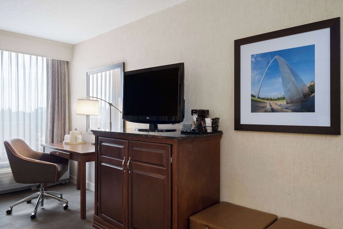 suite, multiple beds, non smoking | desk, laptop workspace, iron/ironing board, free cots/infant beds