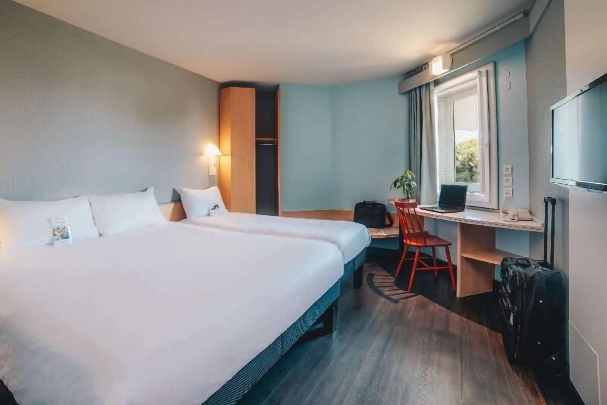 ملاءات للفراش لا تسبب الحساسية ومكتب ومساحة عمل للكمبيوتر المحمول