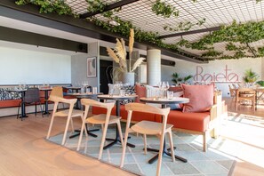 Breakfast, lunch and dinner served  - ibis Nice Aéroport Promenade des Anglais (Nice)