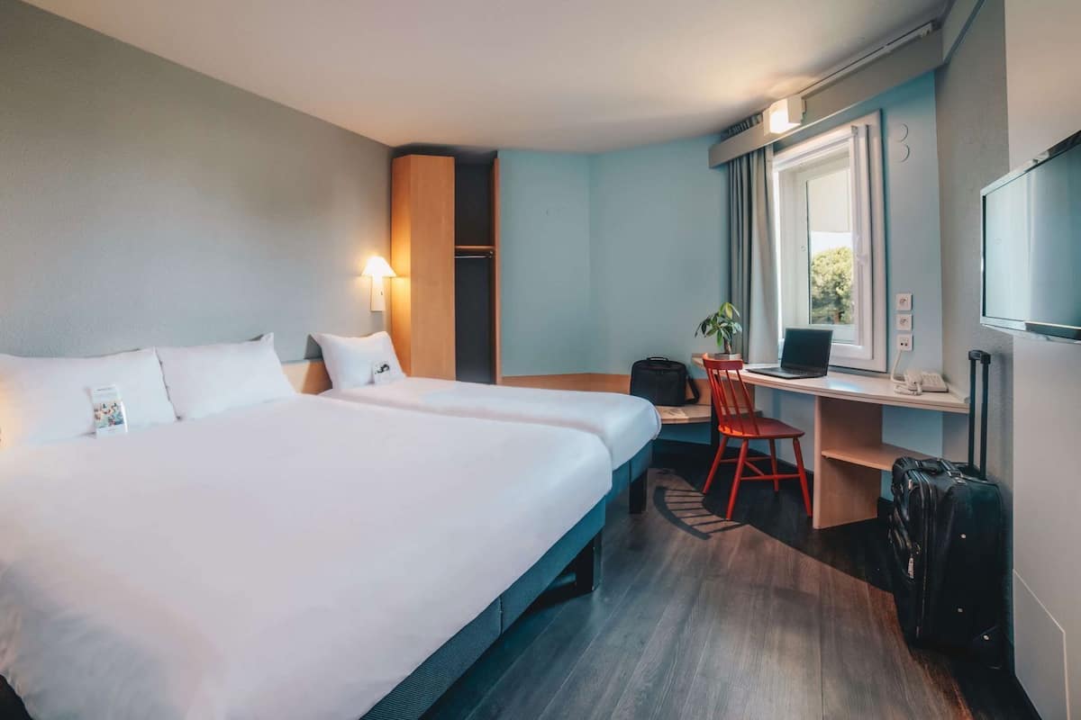 ملاءات للفراش لا تسبب الحساسية ومكتب ومساحة عمل للكمبيوتر المحمول