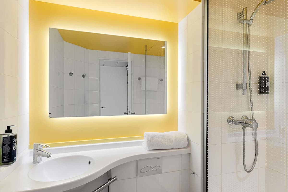 standard room, 1 double bed | hypo-allergenic bedding, desk, laptop workspace, blackout curtains