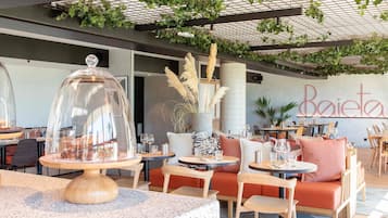 Se sirven desayunos, almuerzos y cenas; cocina italiana