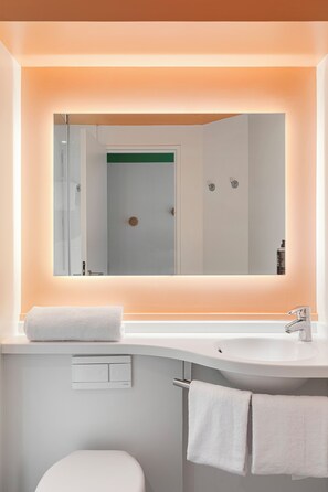 Chambre Confort, 1 lit double | Salle de bain | Douche, articles de toilette écologiques, sèche-cheveux