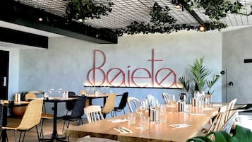 Se sirven desayunos, comidas, cenas y cocina italiana