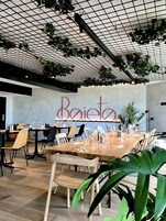 Se sirven desayunos, almuerzos y cenas; cocina italiana