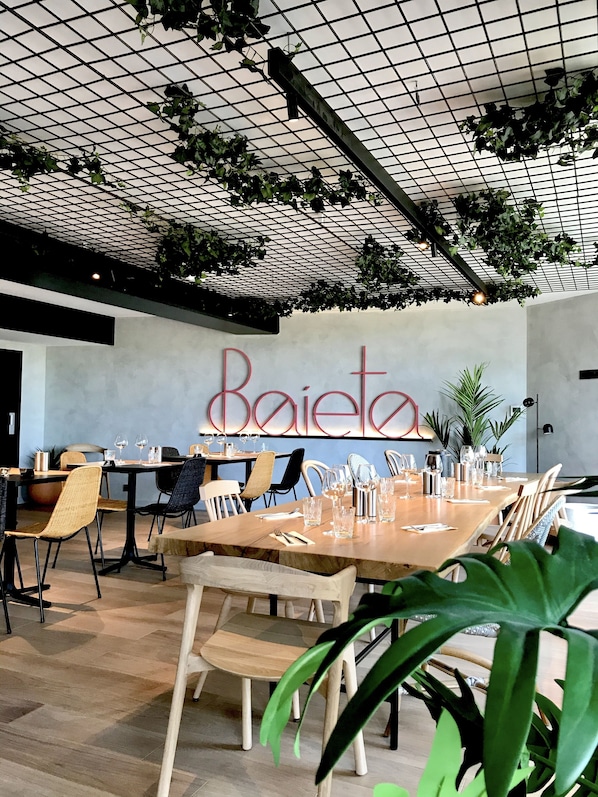 Breakfast, lunch, dinner served; Italian cuisine