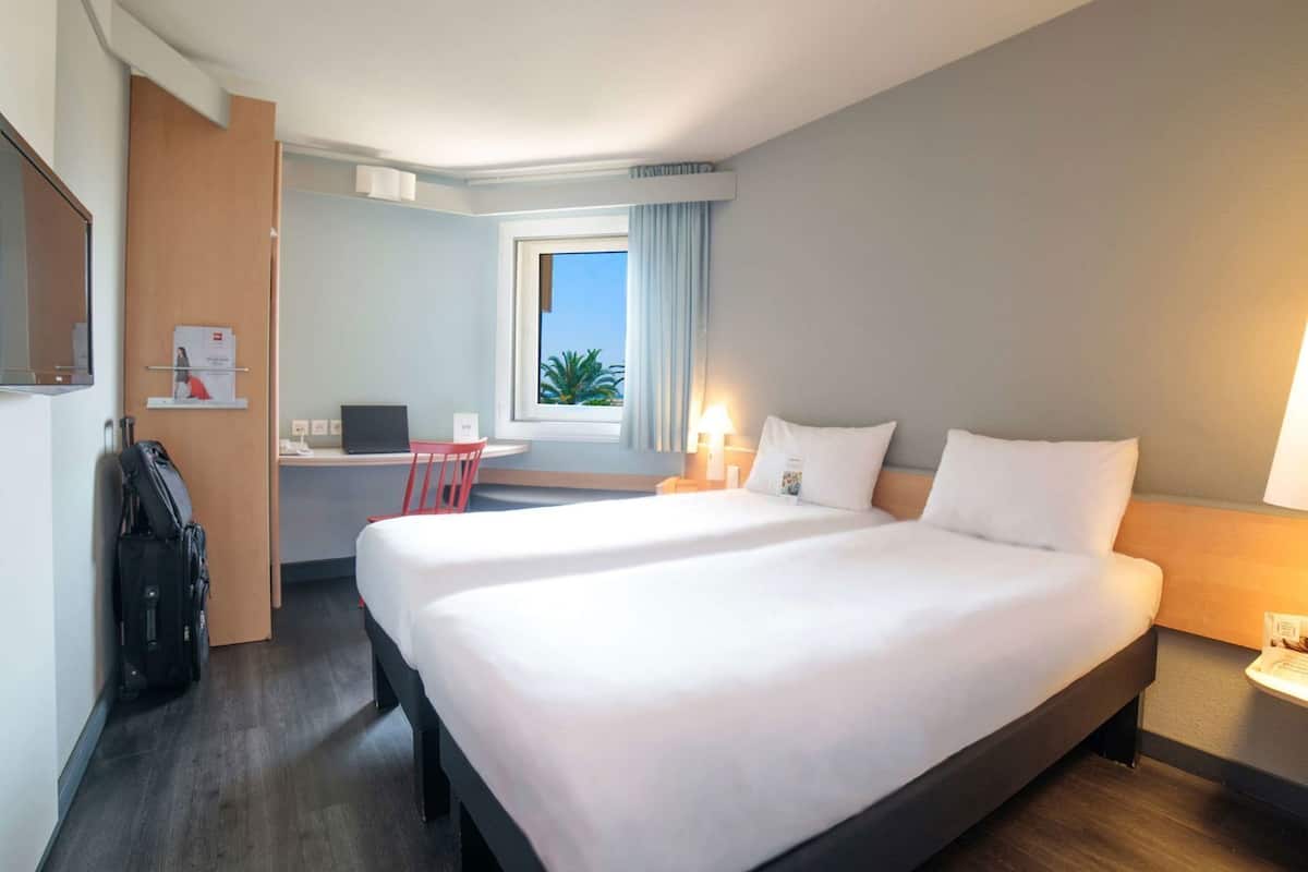 ملاءات للفراش لا تسبب الحساسية ومكتب ومساحة عمل للكمبيوتر المحمول