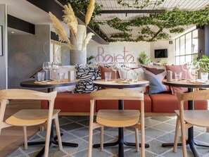 Breakfast, lunch and dinner served  - ibis Nice Aéroport Promenade des Anglais (Nice)