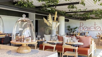 Breakfast, lunch, dinner served; Italian cuisine