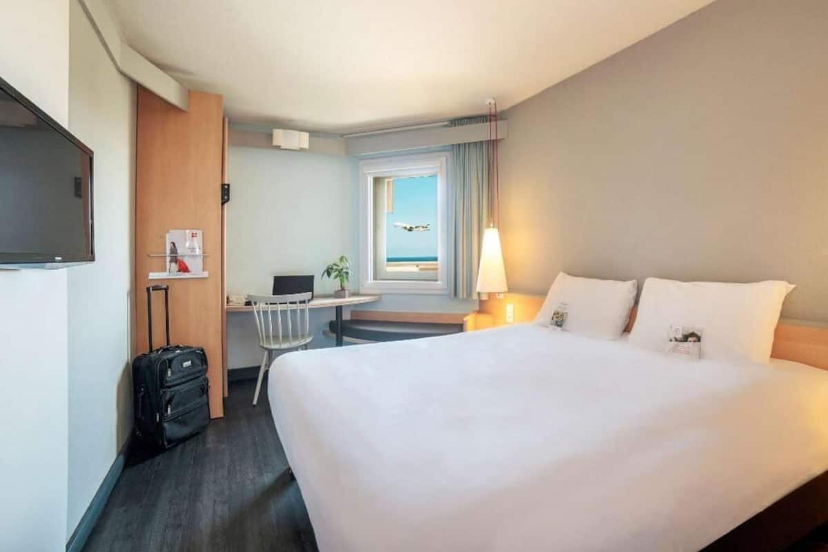 ملاءات للفراش لا تسبب الحساسية ومكتب ومساحة عمل للكمبيوتر المحمول