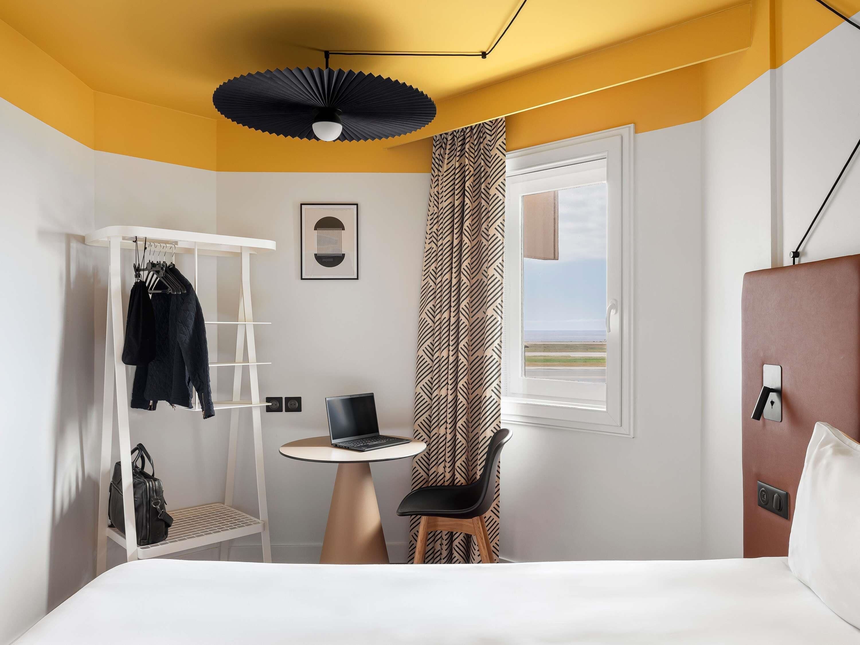 standard room, 1 double bed | hypo-allergenic bedding, desk, laptop workspace, blackout curtains