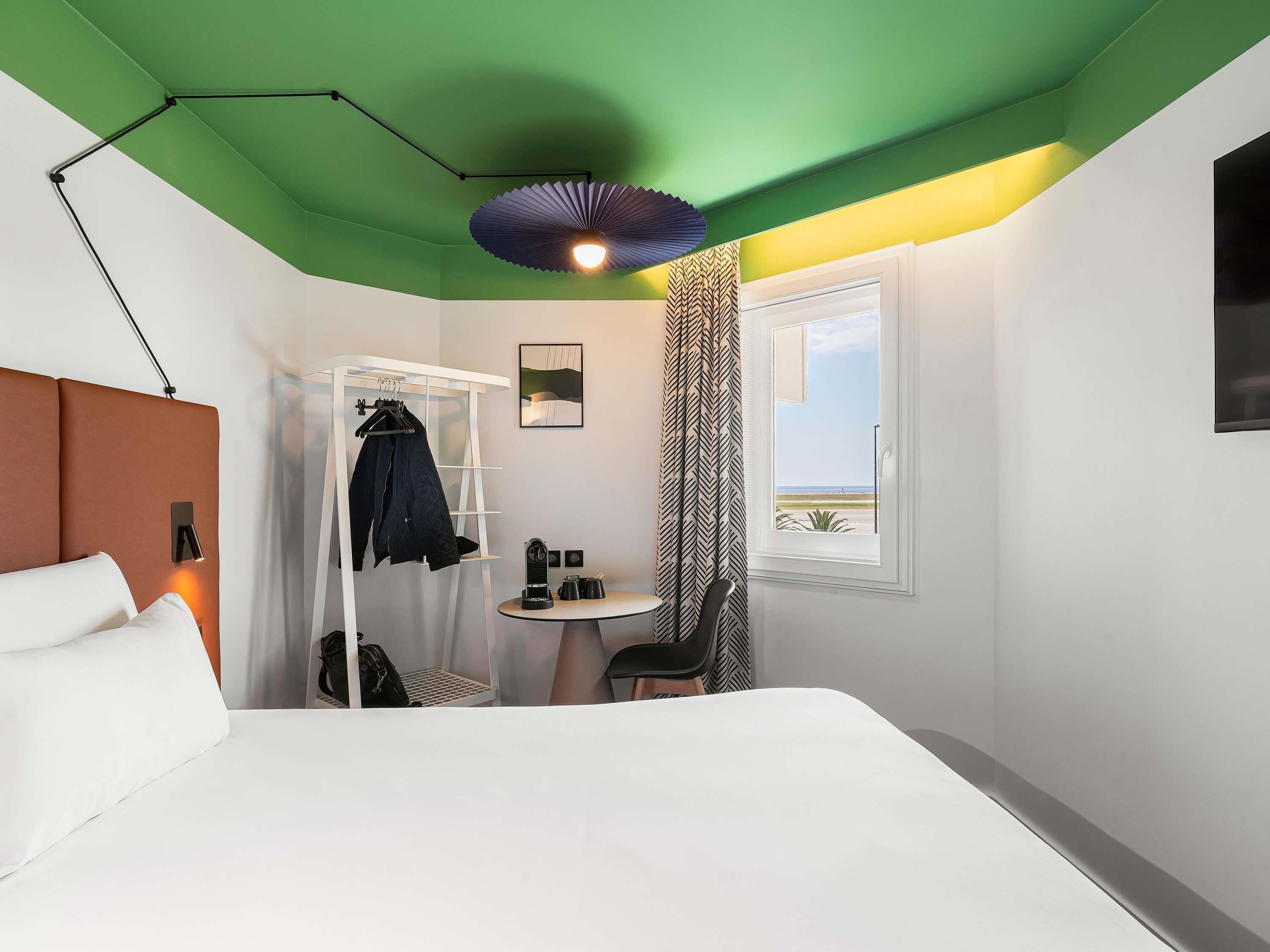 comfort room, 1 double bed | hypo-allergenic bedding, desk, laptop workspace, blackout curtains