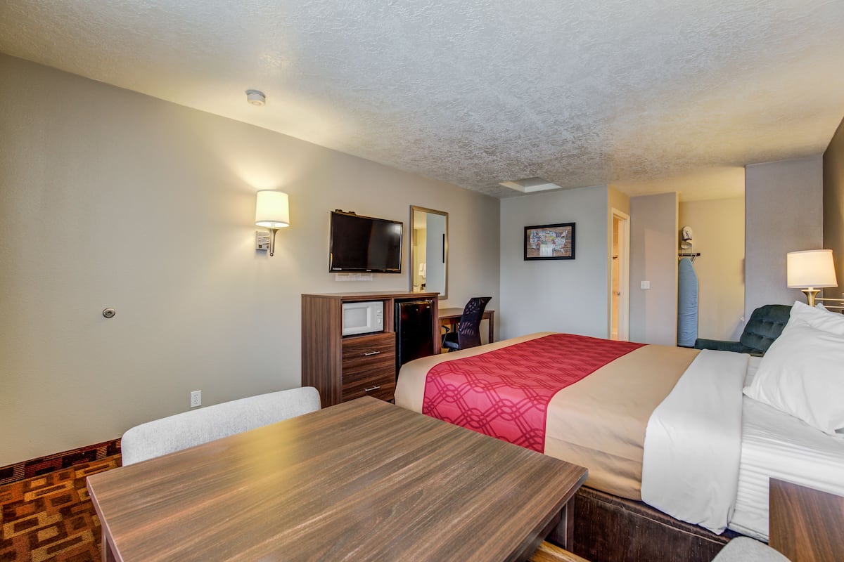 Desk, blackout drapes, rollaway beds, free WiFi