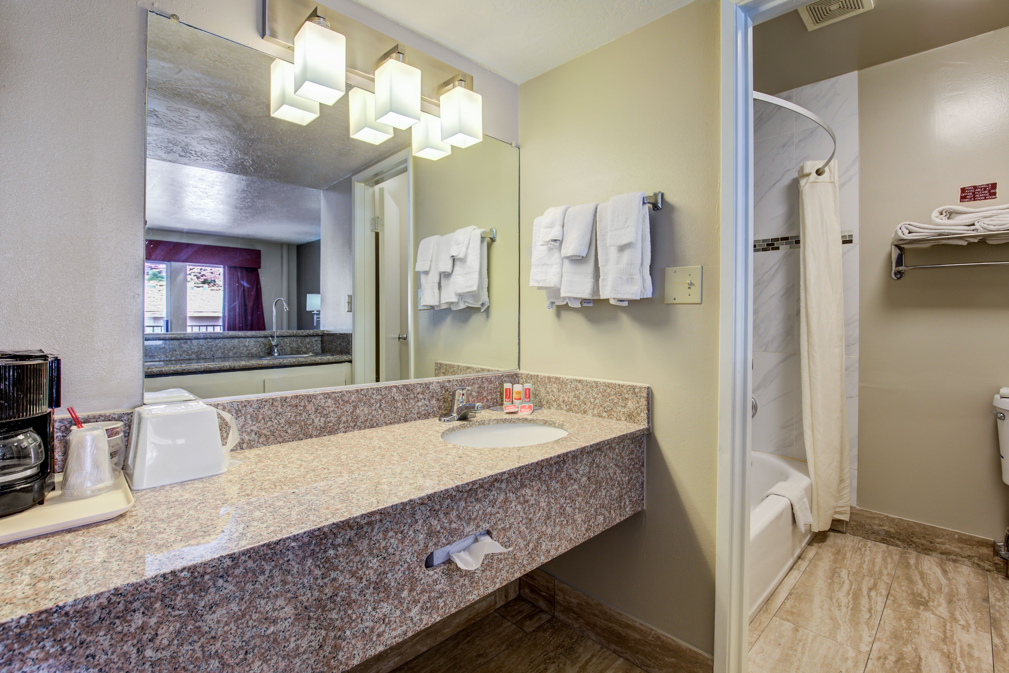 Suite, 1 kingsize bed, niet-roken | Badkamer | Een bad, gratis toiletartikelen, een haardroger, handdoeken