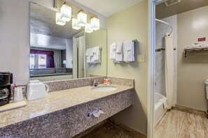 Suite, 1 King Bed, Non Smoking | Bathroom | Bathtub, free toiletries, hair dryer, towels - Econo Lodge St George North - Near Pioneer Park (St. George)