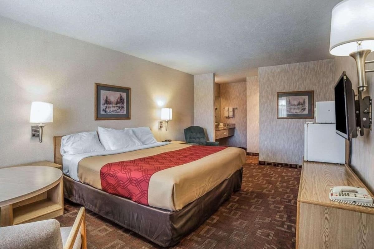 Desk, blackout drapes, rollaway beds, free WiFi